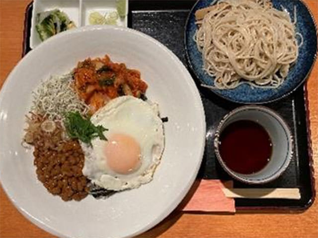 納豆ビビン丼とおそば