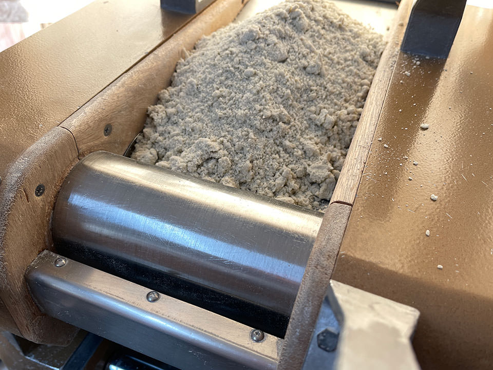 そば粉をロール製麺機にセット