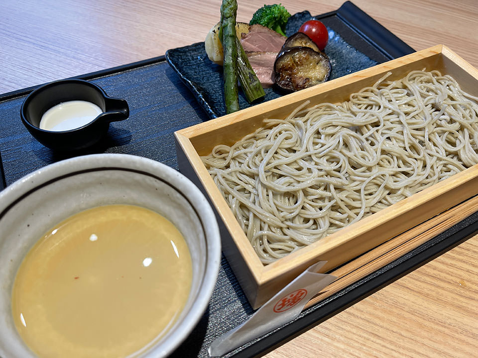 グリル野菜と鴨ロース添え、温かいクリーミーカレーせいろ