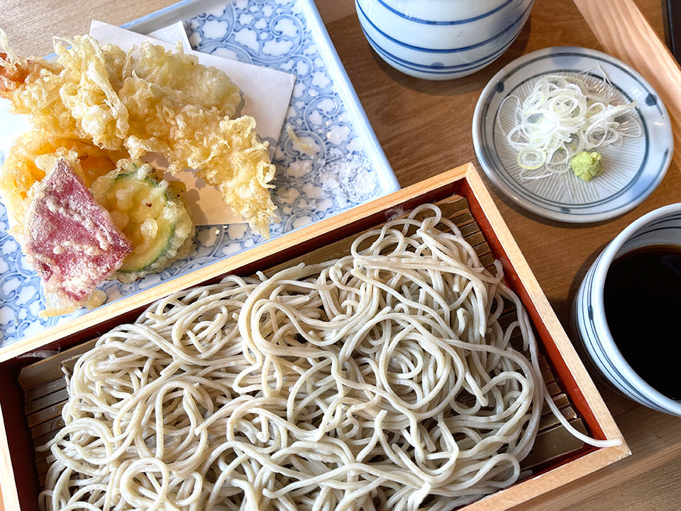 自家製蕎麦と海老、烏賊、季節野菜の天ぷら