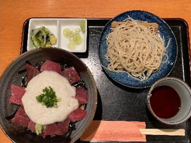とろとろ丼とおそば(豊洲直送マグロ使用)