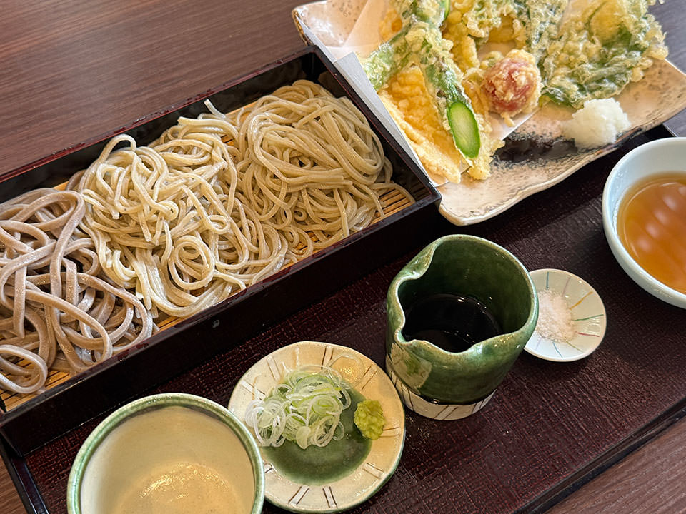 地元産の野菜天ぷらと蕎麦三種盛り(並)